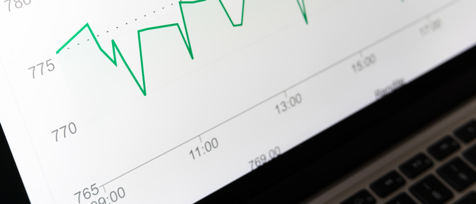Cam bir ofis toplantı odasında görüşen ekip