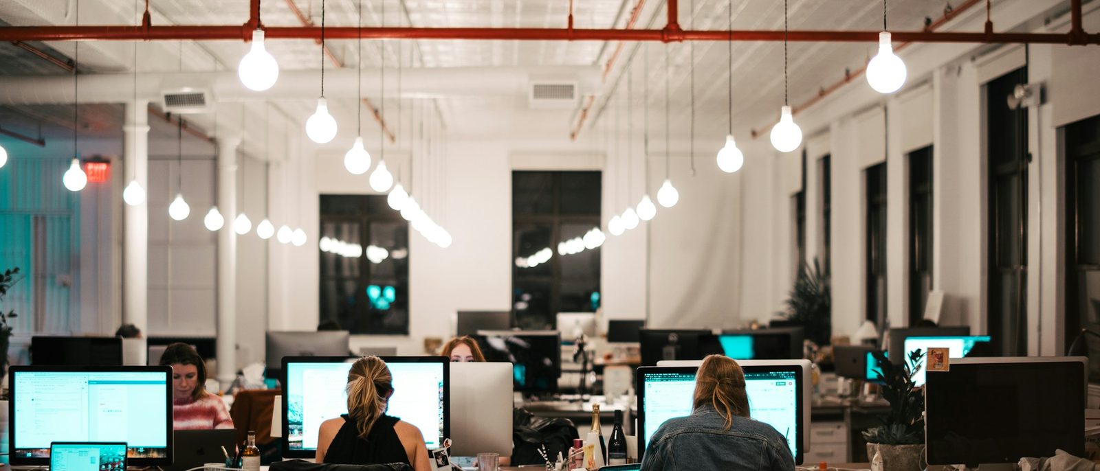 Dijitalleşmiş modern ofis çalışma alanı