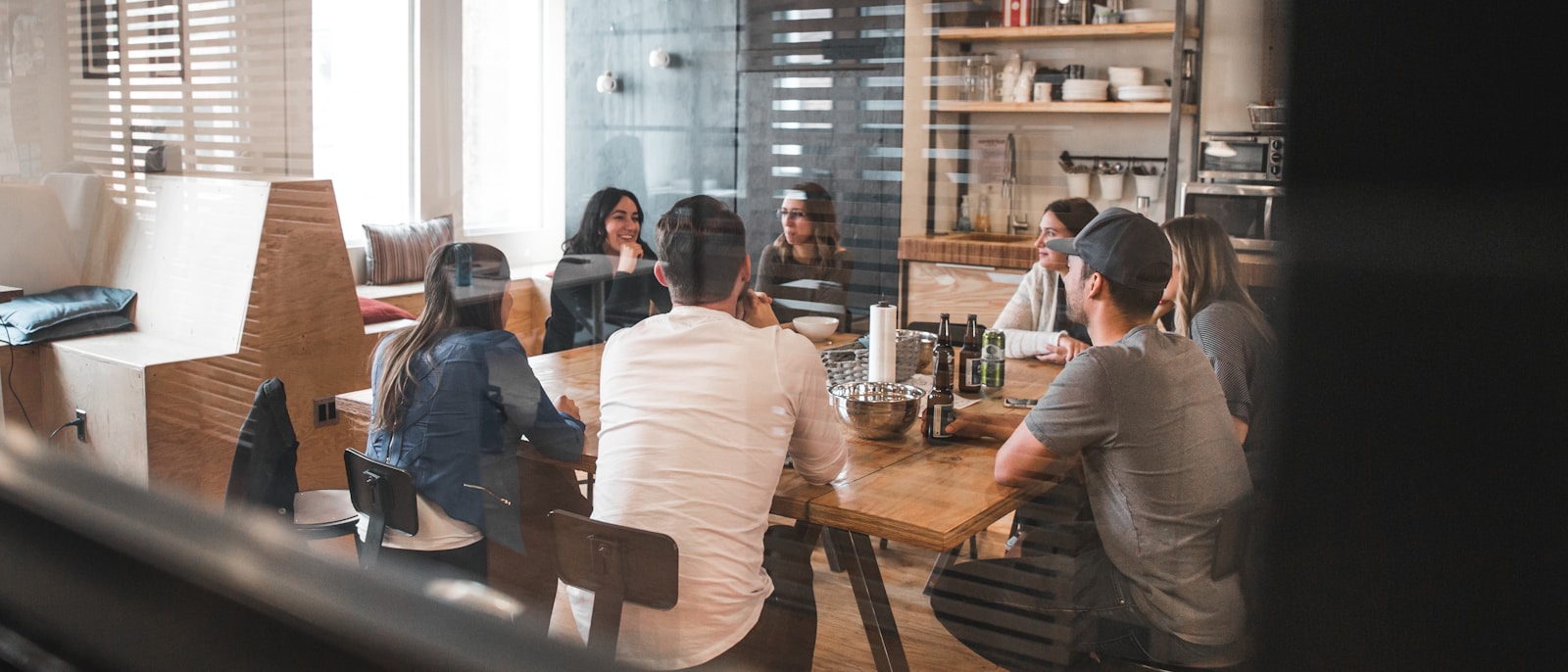 Bir ofis ortamında toplantı hâlinde bir ekip