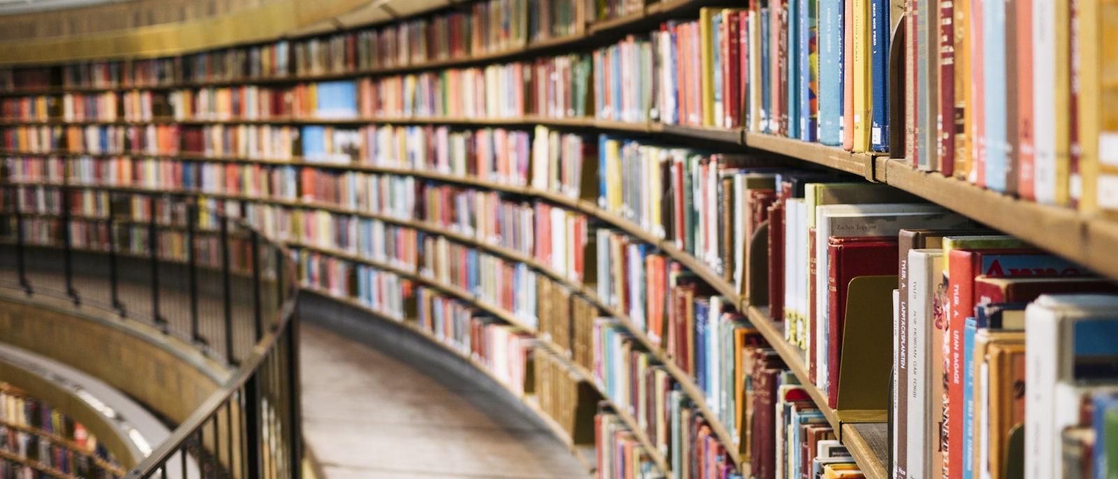 Dairesel bir hukuk kütüphanesinde kitap rafları